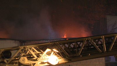 Weinstadt-Beutelsbach: Schuppen brennt an Wohnhaus